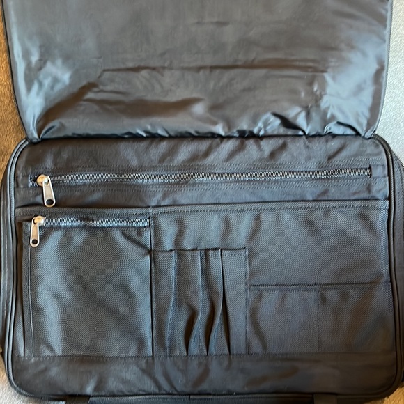 Northface Messenger Bag in Black with multiple compartments - Picture 4 of 8